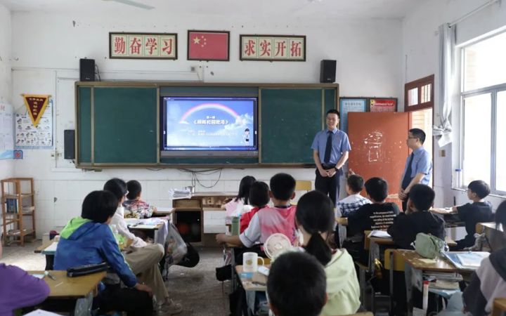 “六一”儿童节检察官与孩子们共绘法治画卷